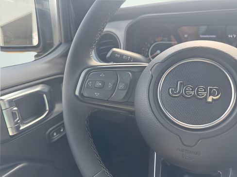 Used 2025 Jeep Wrangler Unlimited Sport AWD/4WD image 24