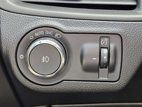 Used 2019 Buick Envision Essence FWD image 18