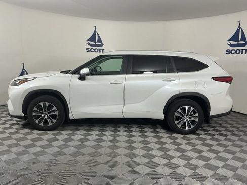 Used 2023 Toyota Highlander XLE AWD/4WD image 4