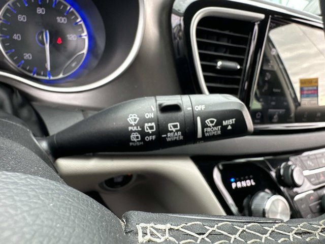 Used 2024 Chrysler Pacifica Touring-L FWD image 20