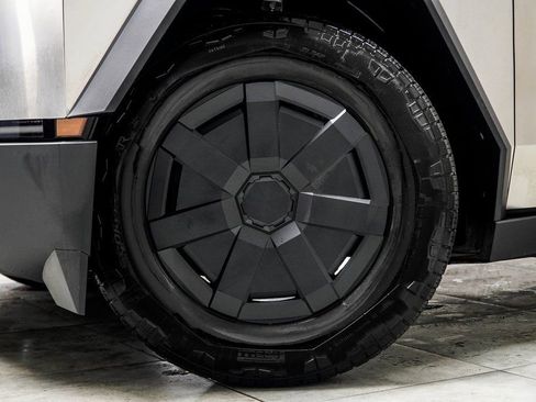 Used 2025 Tesla Cybertruck AWD Crew Cab image 6