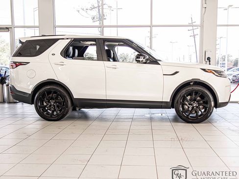 Used 2024 Land Rover Discovery S image 9