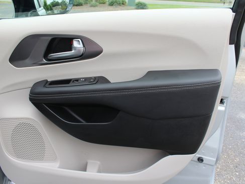 Used 2024 Chrysler Pacifica Select image 56