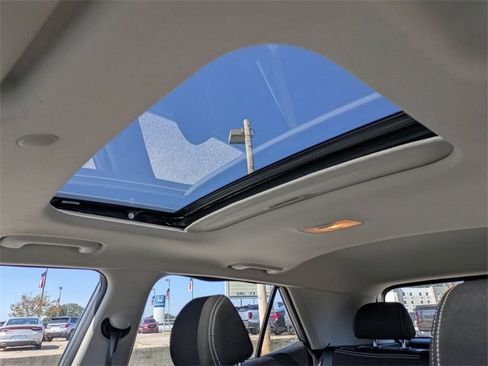 Used 2024 Hyundai Venue SEL image 24