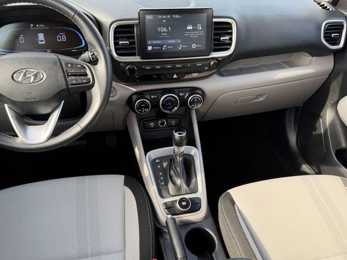 Used 2025 Hyundai Venue SEL FWD image 16