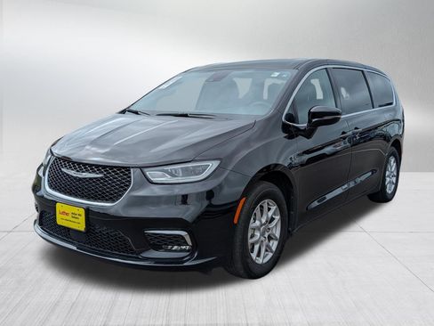 Used 2025 Chrysler Pacifica Select FWD image 3