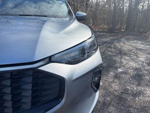 Used 2023 Ford Escape Platinum image 3