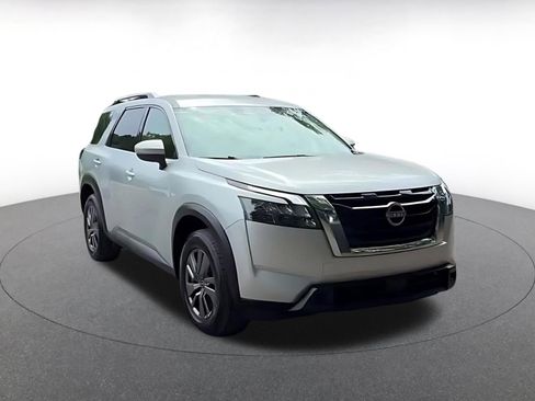 Used 2025 Nissan Pathfinder SV FWD image 3