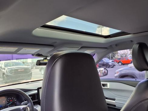 Used 2021 Ford Explorer XLT w/ Equipment Group 202A image 9