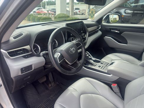 Used 2022 Toyota Highlander XLE AWD/4WD image 10