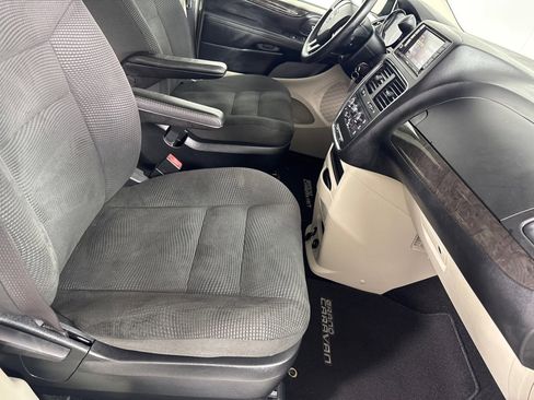 Used 2020 Dodge Grand Caravan SE w/ UConnect Hands-Free Group image 25