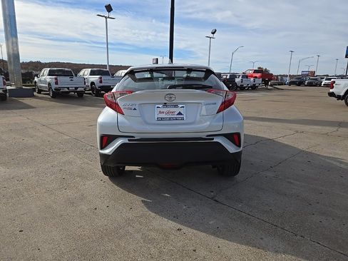 Used 2022 Toyota C-HR XLE image 7