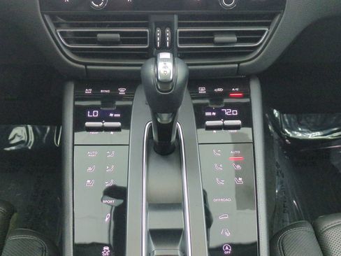 Certified 2022 Porsche Macan AWD/4WD image 13
