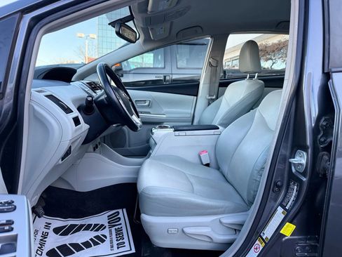 Used 2013 Toyota Prius V Five image 4