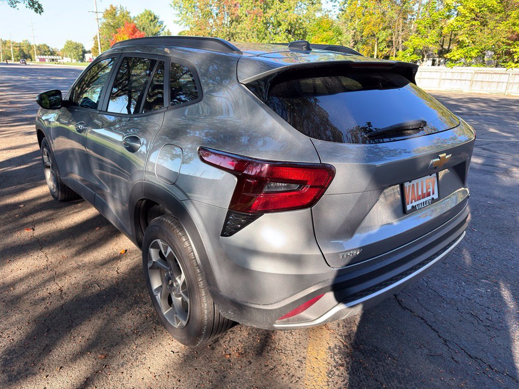 Used 2025 Chevrolet Trax LT FWD image 13