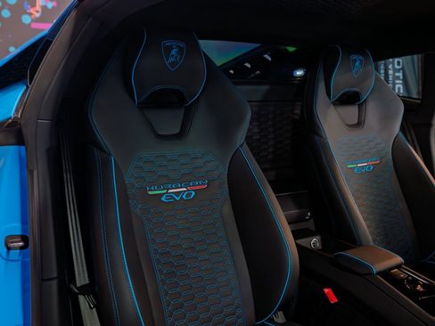 Used 2023 Lamborghini Huracan EVO image 11