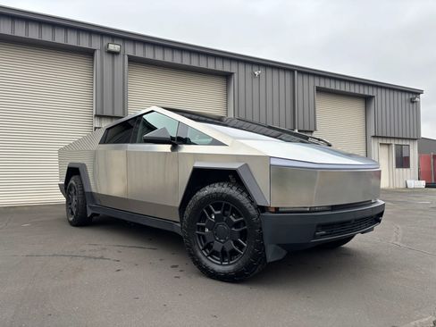 Used 2024 Tesla Cybertruck AWD Crew Cab image 2