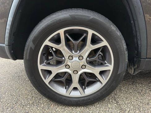 Used 2019 Jeep Grand Cherokee Limited image 23