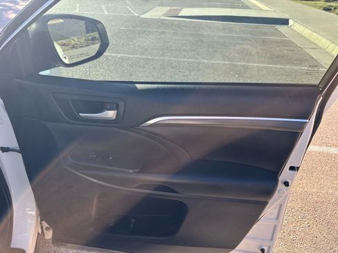 Used 2017 Toyota Highlander SE image 27