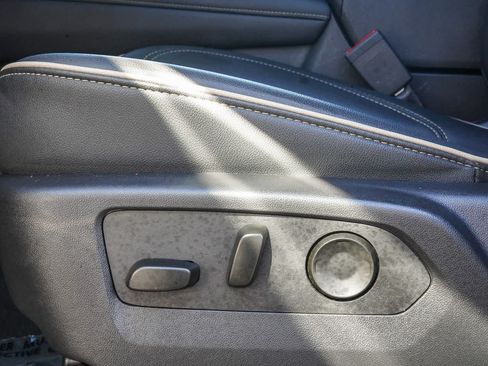 Used 2025 Chevrolet Suburban Premier AWD/4WD image 17