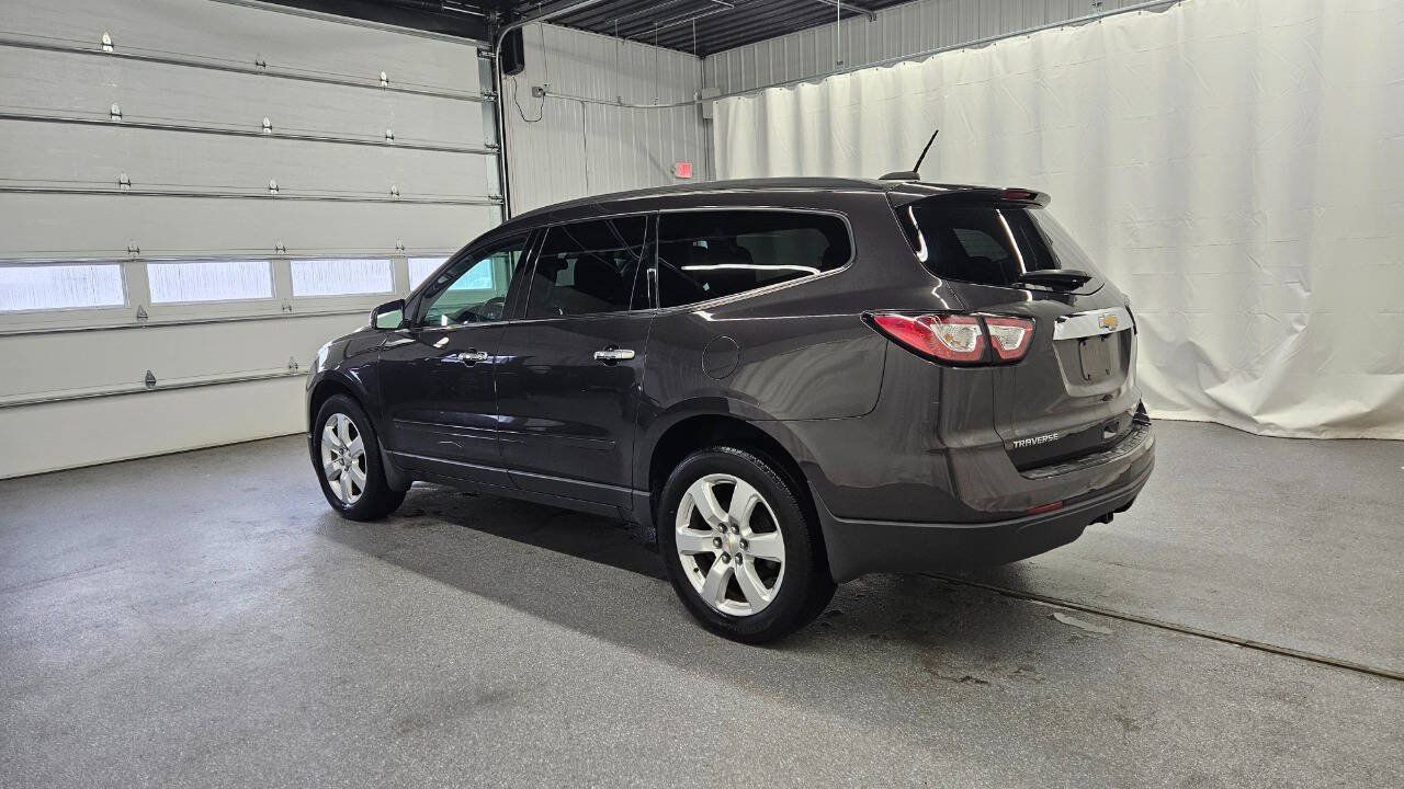 Used 2017 Chevrolet Traverse LT w/ Style and Technology Package FWD image 4