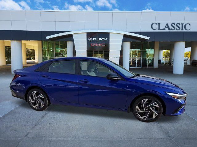 Used 2025 Hyundai Elantra Sport FWD image 9