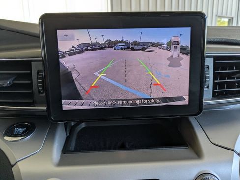 Used 2022 Ford Explorer XLT w/ Equipment Group 202A AWD/4WD image 22