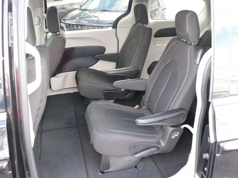 Used 2023 Chrysler Voyager LX image 12