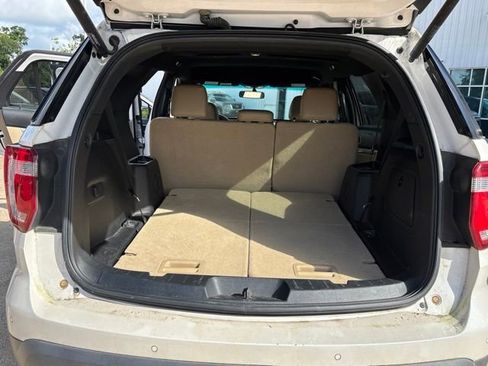 Used 2017 Ford Explorer XLT w/ Equipment Group 202A FWD image 12