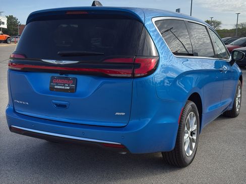 New 2026 Chrysler Pacifica Select AWD/4WD image 5