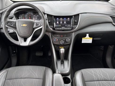 Used 2022 Chevrolet Trax LT w/ LT Convenience Package image 5