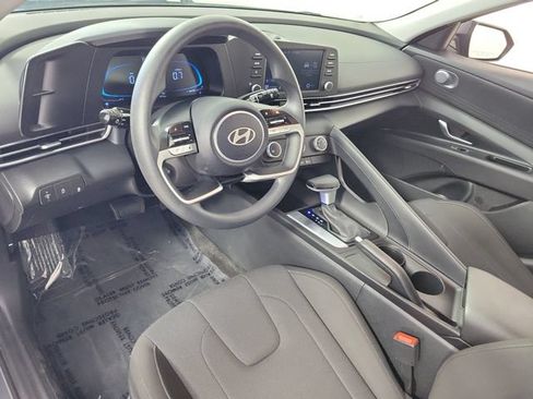 Used 2025 Hyundai Elantra SE FWD image 18