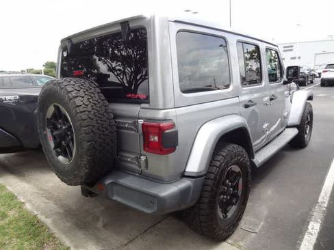 Used 2018 Jeep Wrangler Unlimited Sahara AWD/4WD image 4