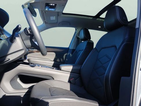 Used 2024 Volkswagen Atlas SE image 11