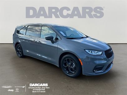 Used 2022 Chrysler Pacifica Limited w/ Uconnect Theater Family Group