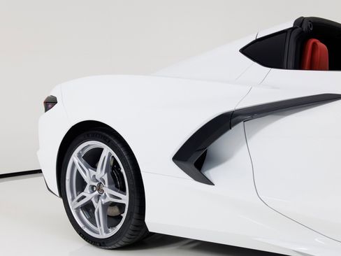 Used 2021 Chevrolet Corvette 2LT w/ Engine Appearance Package image 51