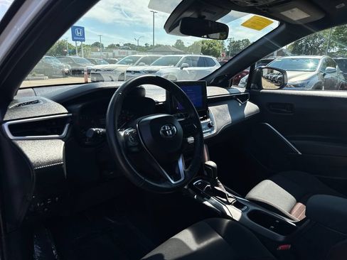 Used 2025 Toyota Corolla Cross AWD Hybrid w/ Moonroof Package image 14