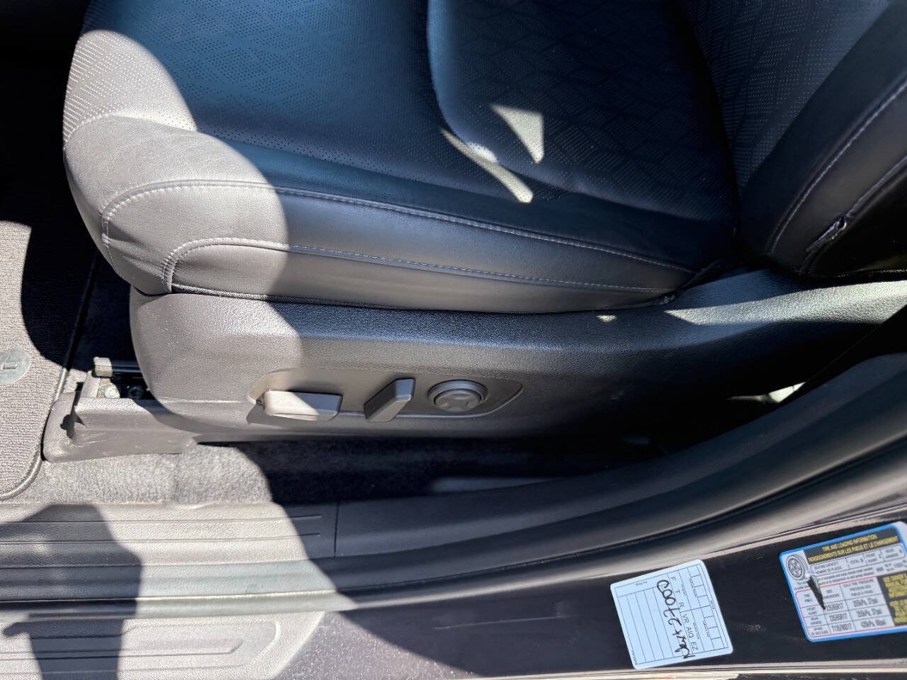 Used 2025 Kia Carnival FWD image 25