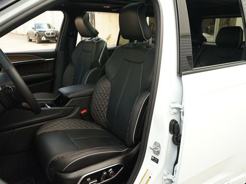 Used 2025 Jeep Grand Cherokee Summit w/ MOPAR Finishing Package AWD/4WD image 3
