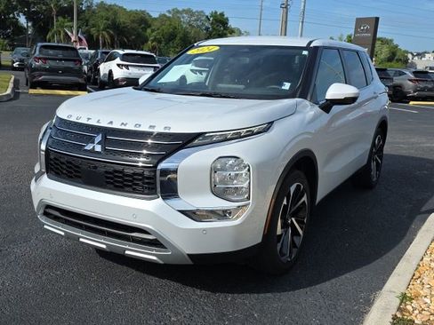 Used 2024 Mitsubishi Outlander SE image 2