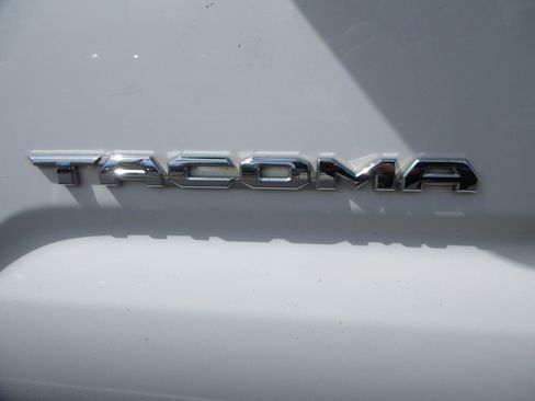 Used 2017 Toyota Tacoma Limited AWD/4WD image 3