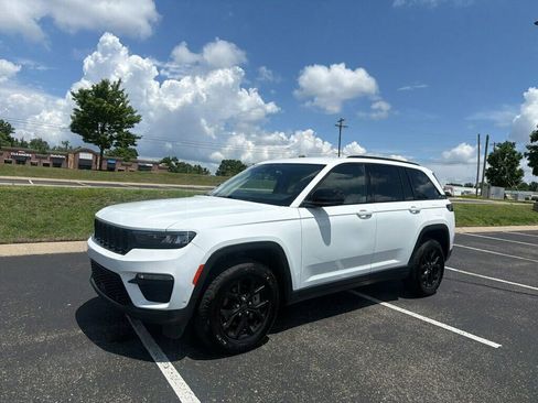 Used 2023 Jeep Grand Cherokee Limited AWD/4WD image 1
