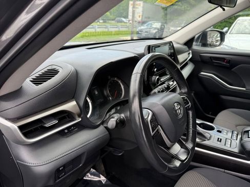 Used 2022 Toyota Highlander LE image 12