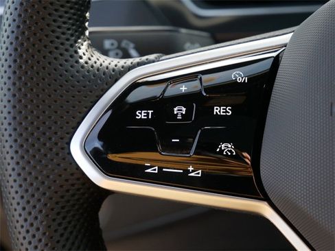 Certified 2024 Volkswagen Tiguan SE R-Line image 25