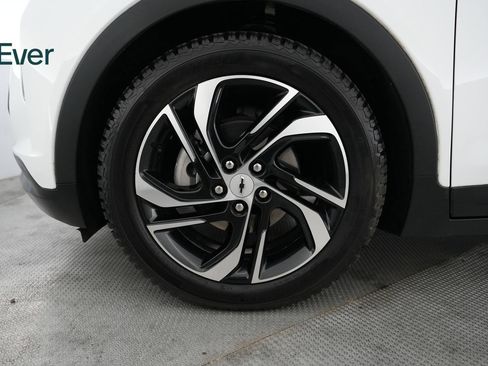Used 2023 Chevrolet Bolt LT w/ Infotainment Package FWD image 19