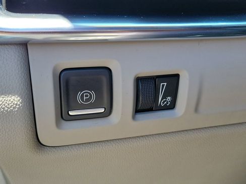 Used 2021 Cadillac XT4 Premium Luxury w/ Enhanced Visibility Package FWD image 22