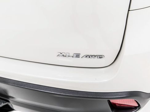 Used 2019 Toyota Highlander XLE AWD/4WD image 7
