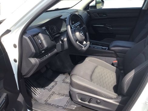 Used 2025 Nissan Pathfinder SV AWD/4WD image 9