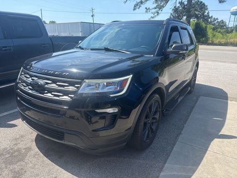 Used 2018 Ford Explorer XLT w/ Equipment Group 202A AWD/4WD image 3