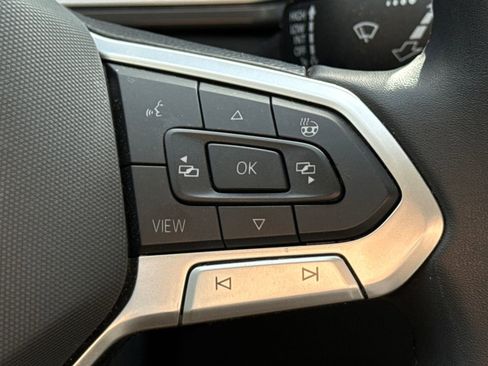 Certified 2025 Volkswagen Taos SE image 12